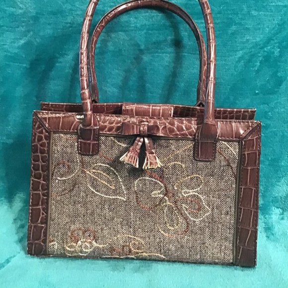 Liz Claiborne Handbags - 💚3/$25 Liz Claiborne small purse flower needlework bow